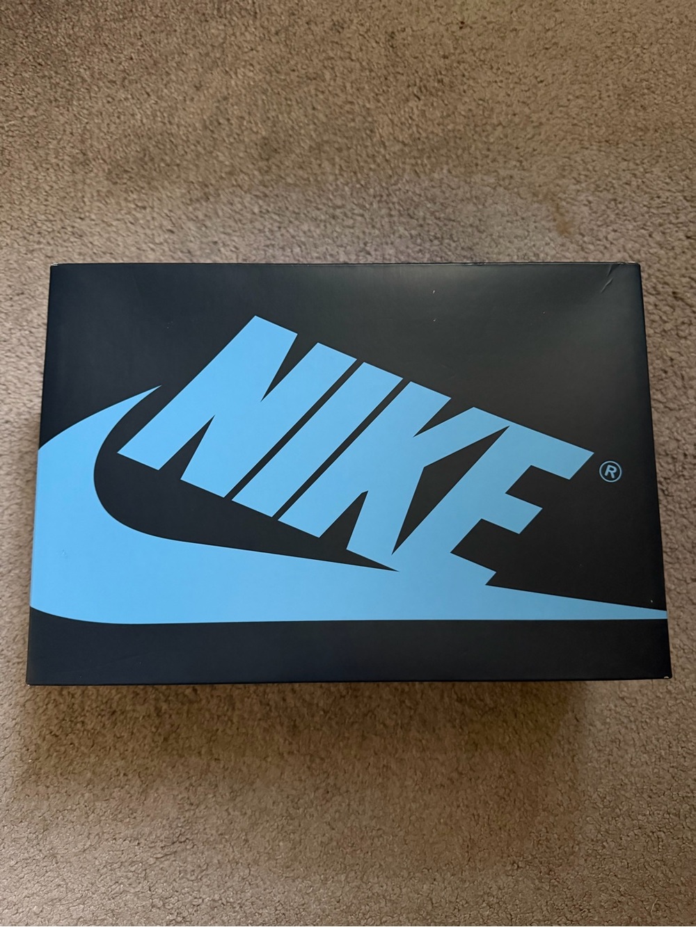 Nike Air Jordan 1 Retro Low-Top Sneakers in Navy and Cream - Picture 6 of 9